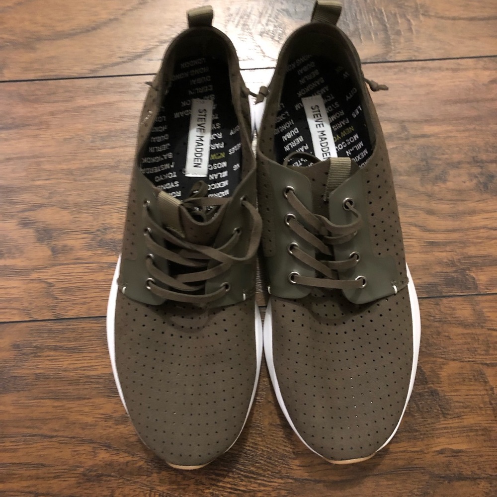 Steve Madden Lightweight Sneakers (Olive) w/Box